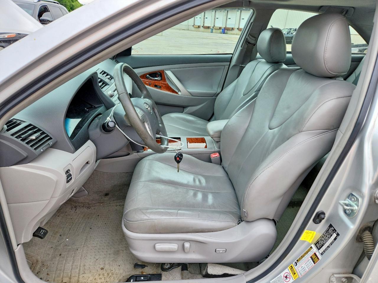 2011 TOYOTA CAMRY XLE photo 13