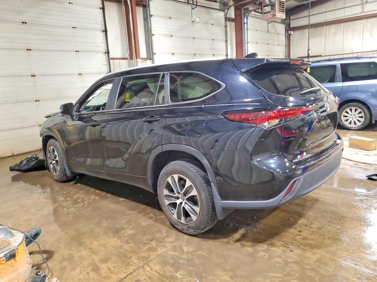 2024 TOYOTA HIGHLANDER XLE photo 4