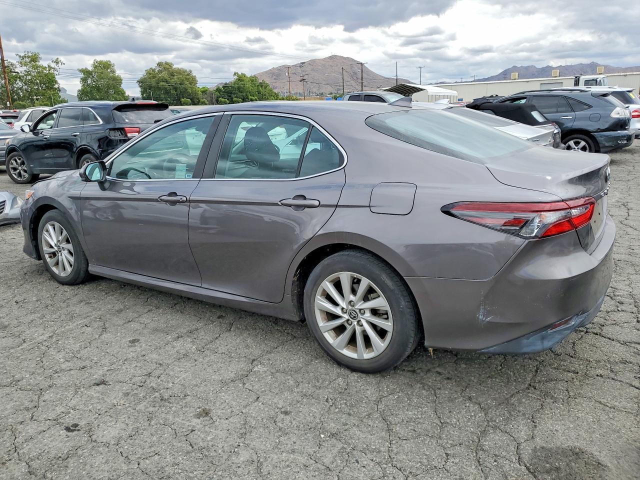 2021 TOYOTA CAMRY LE photo 4