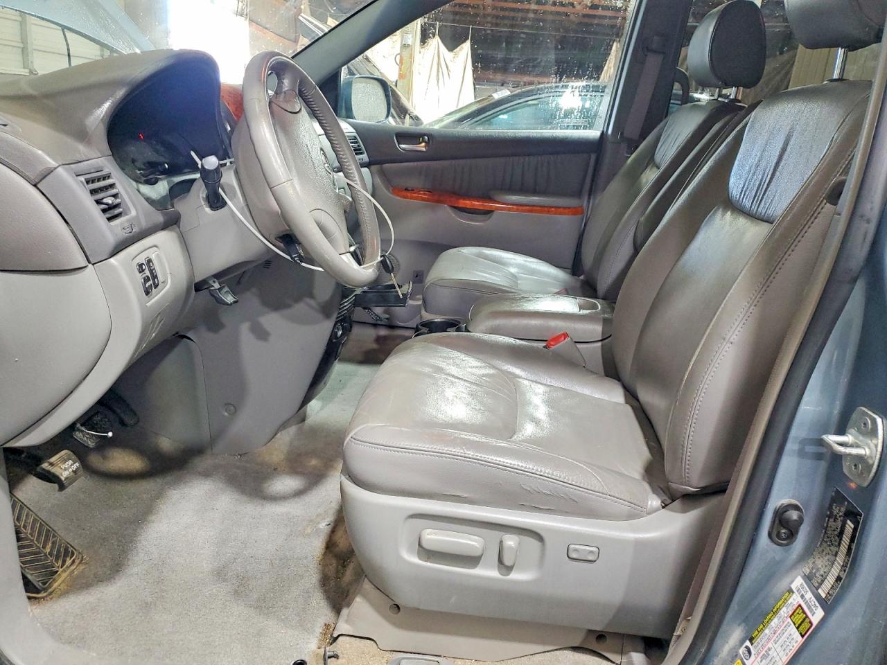 2008 TOYOTA SIENNA XLE photo 13