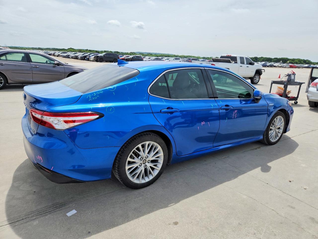 2020 TOYOTA CAMRY XLE photo 7