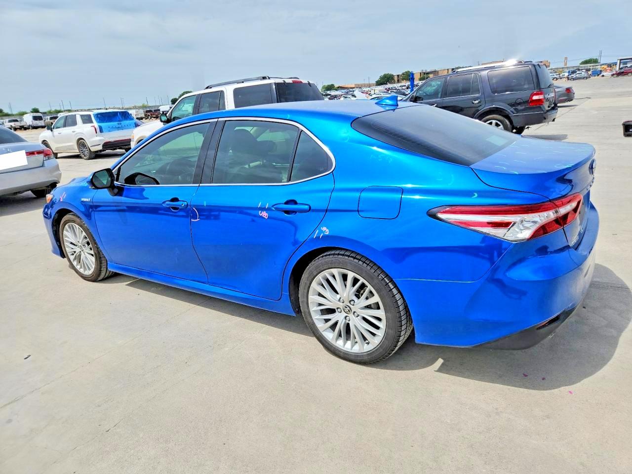 2020 TOYOTA CAMRY XLE photo 4