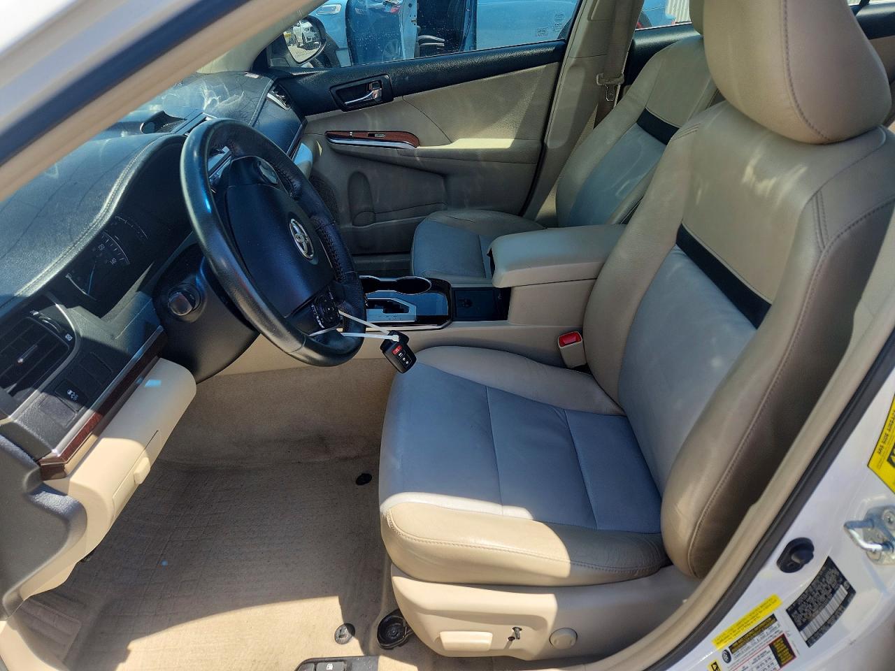 2012 TOYOTA CAMRY XLE photo 13