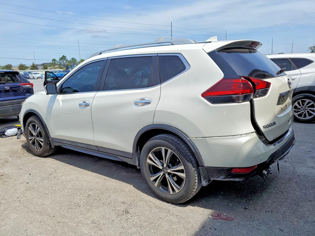 2019 NISSAN ROGUE SV photo 3