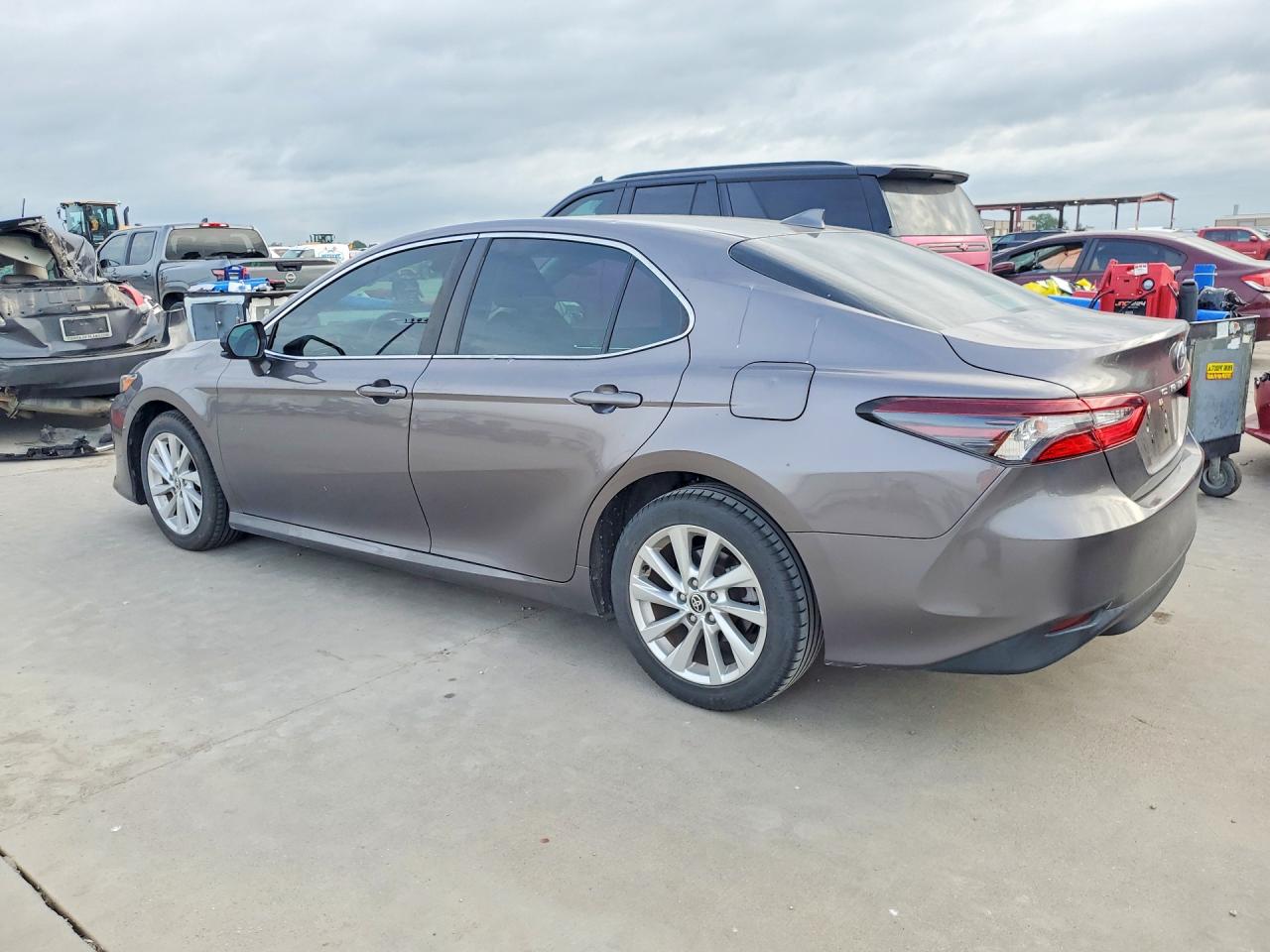 2021 TOYOTA CAMRY LE photo 3