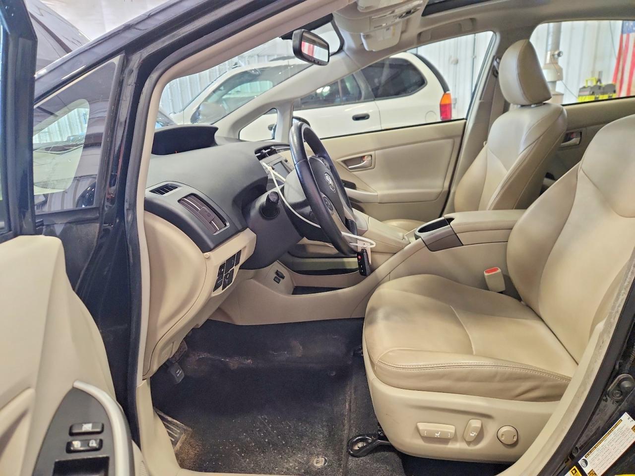 2014 TOYOTA PRIUS FOUR photo 19
