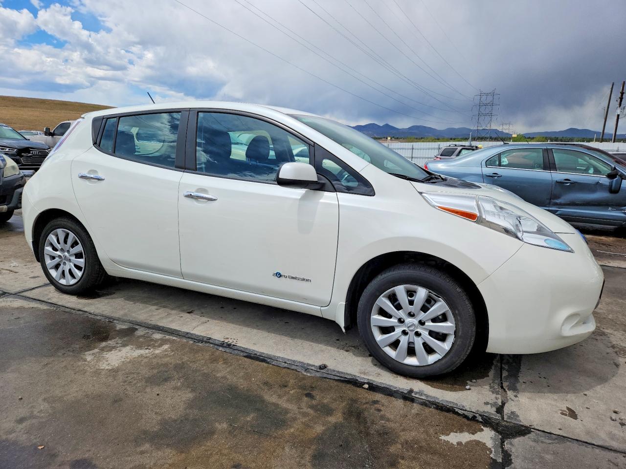 2017 NISSAN LEAF S photo 10
