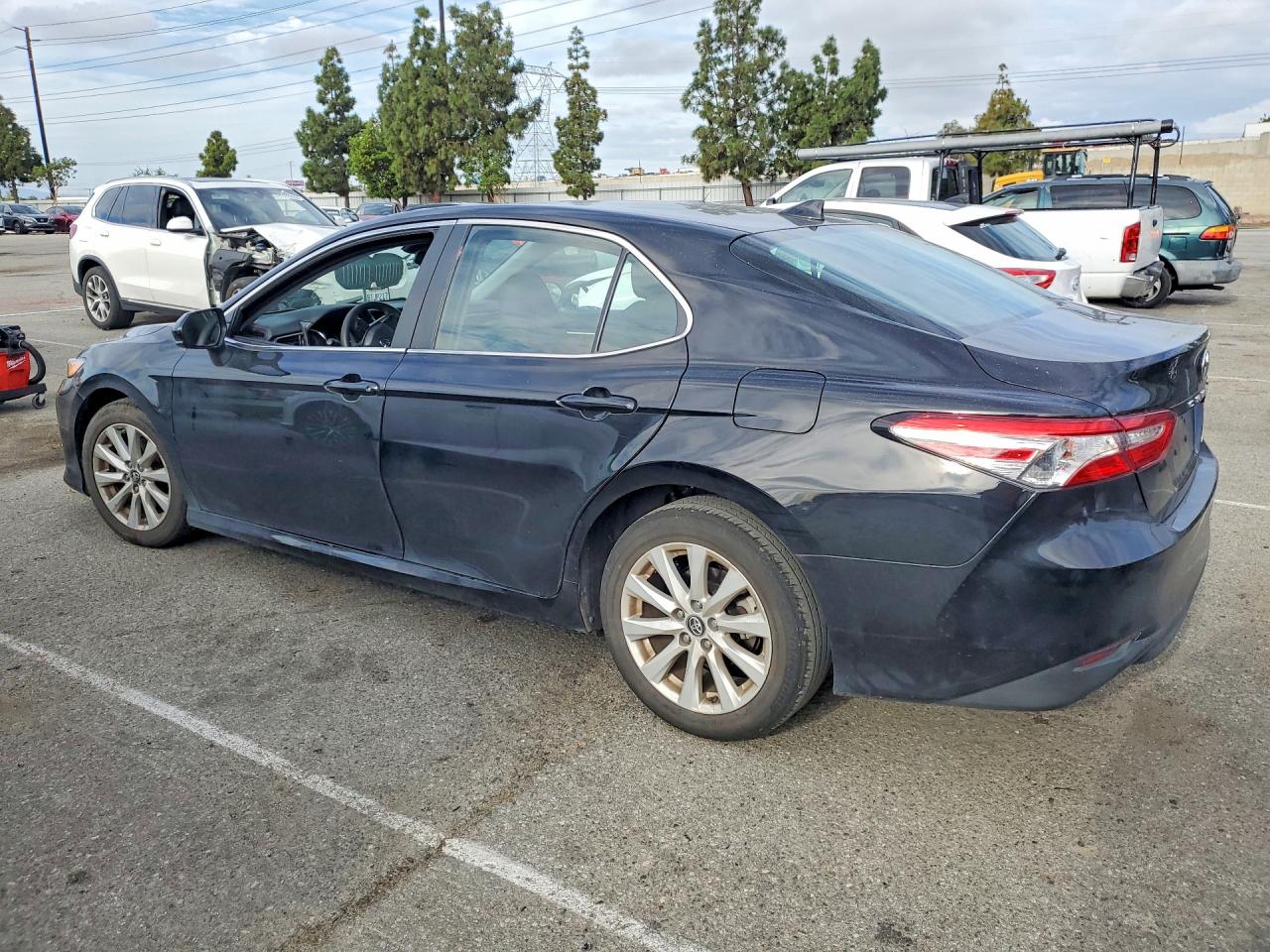 2019 TOYOTA CAMRY LE photo 2