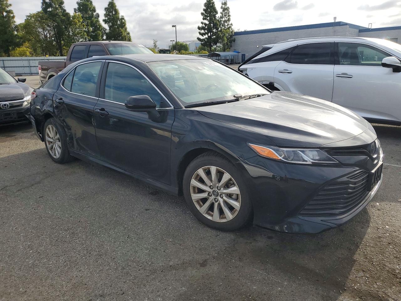2019 TOYOTA CAMRY LE photo 4