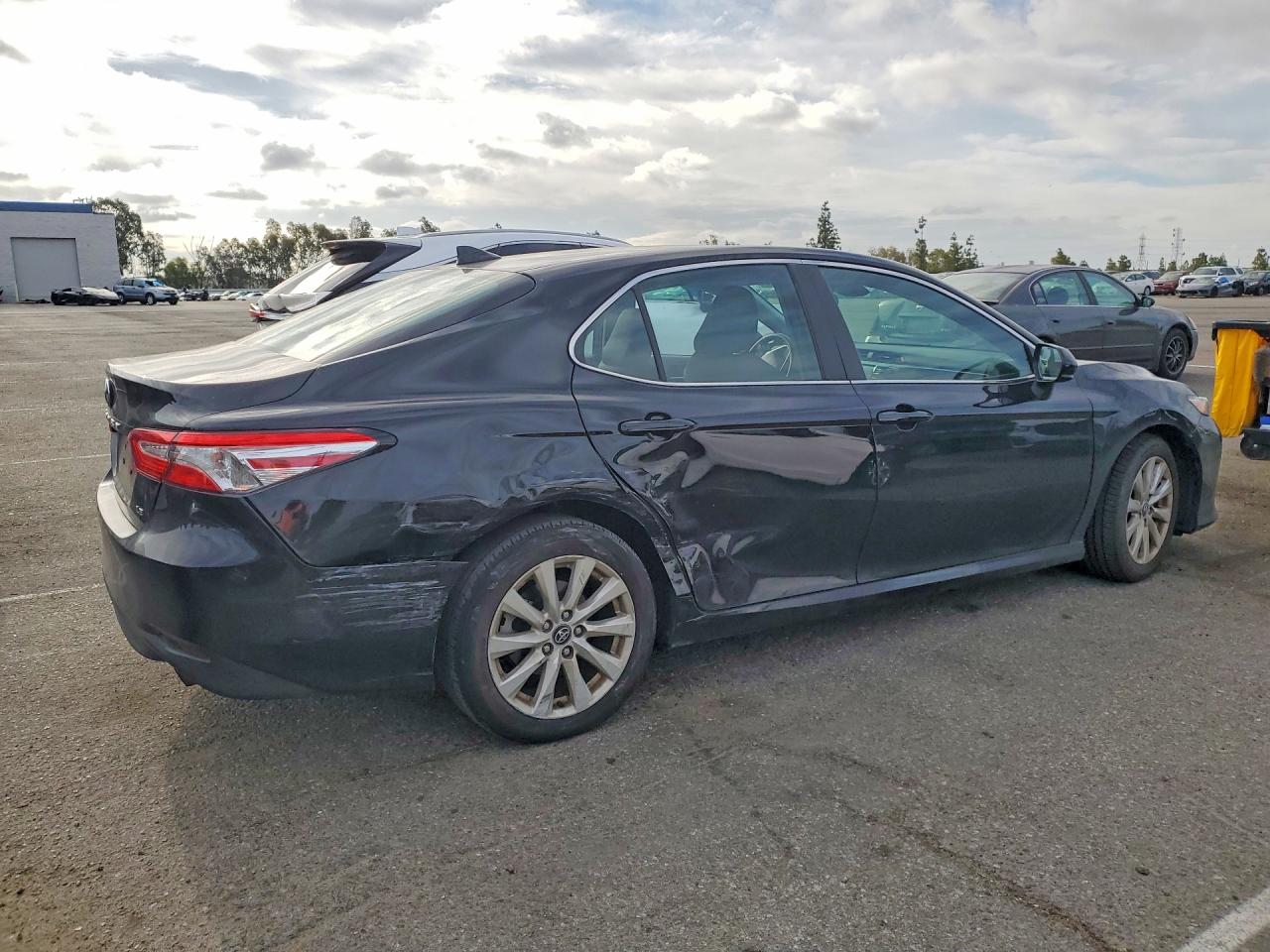 2019 TOYOTA CAMRY LE photo 3