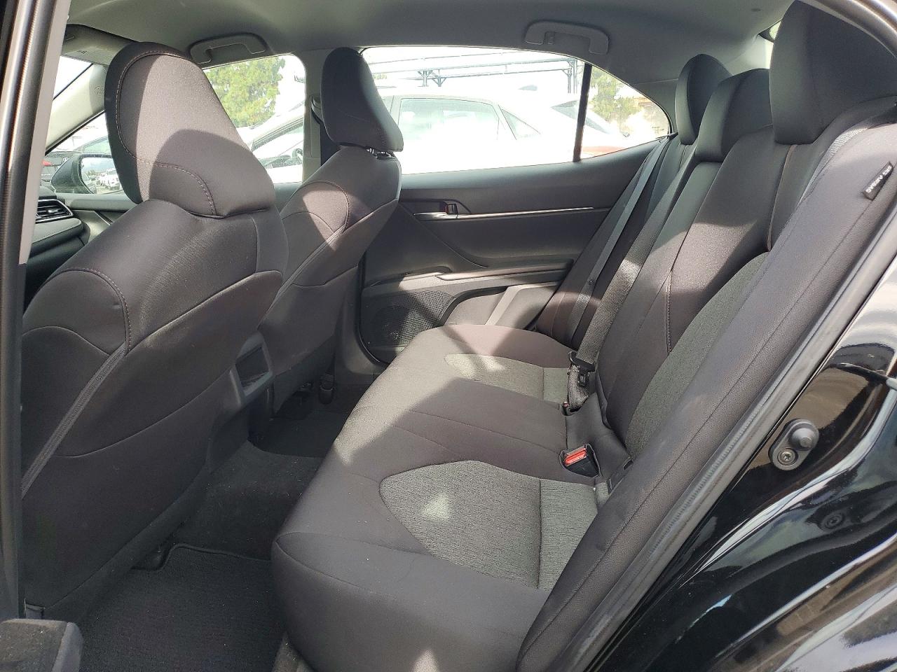2019 TOYOTA CAMRY LE photo 10