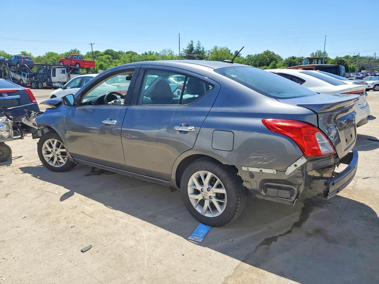 2018 NISSAN VERSA SV photo 4