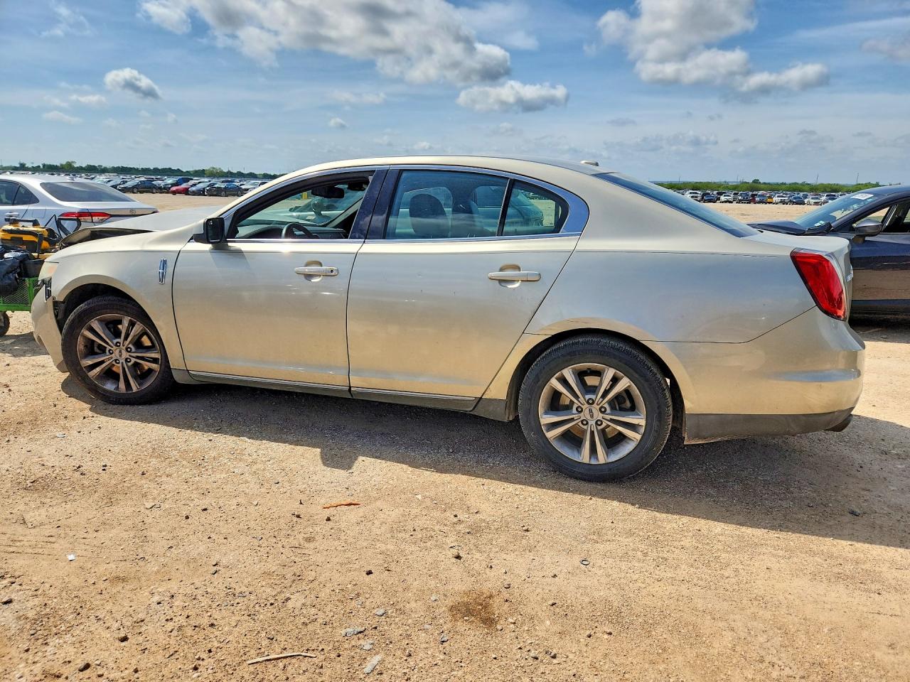 2010 LINCOLN MKS photo 3