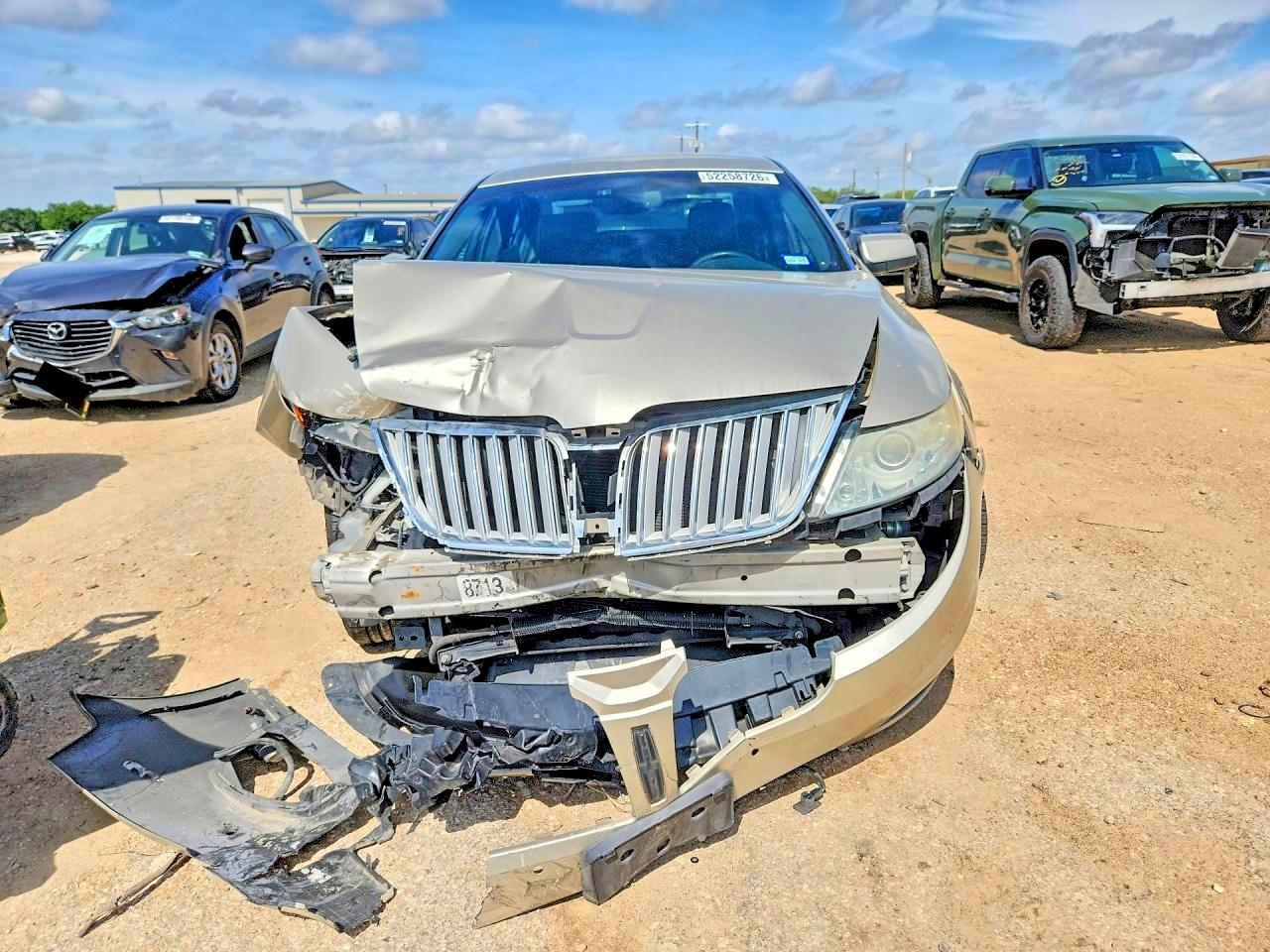 2010 LINCOLN MKS photo 9