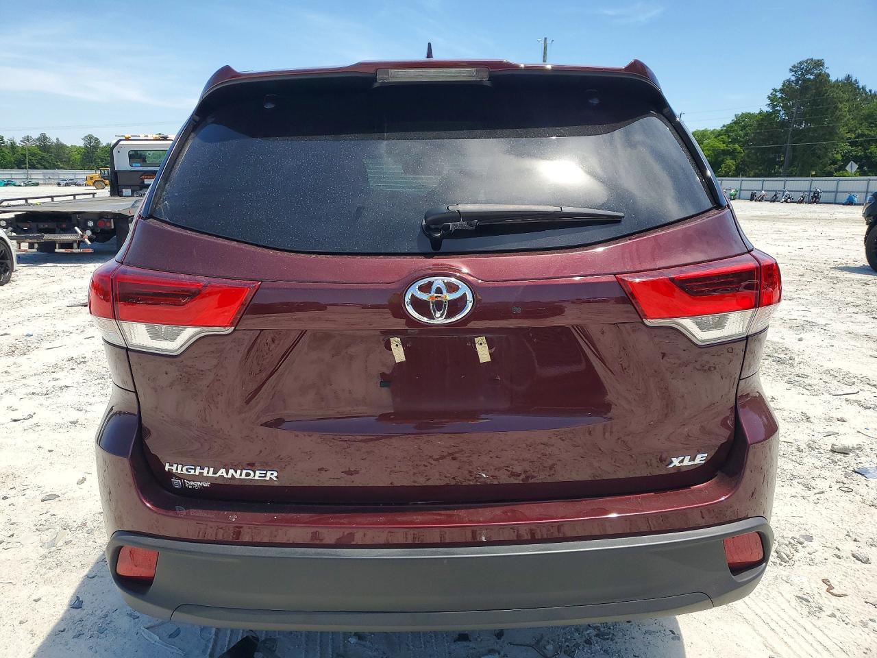 2019 TOYOTA HIGHLANDER SE photo 16