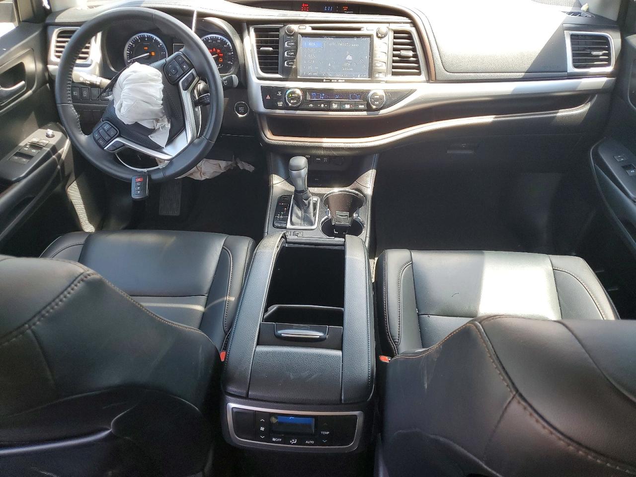 2019 TOYOTA HIGHLANDER SE photo 22