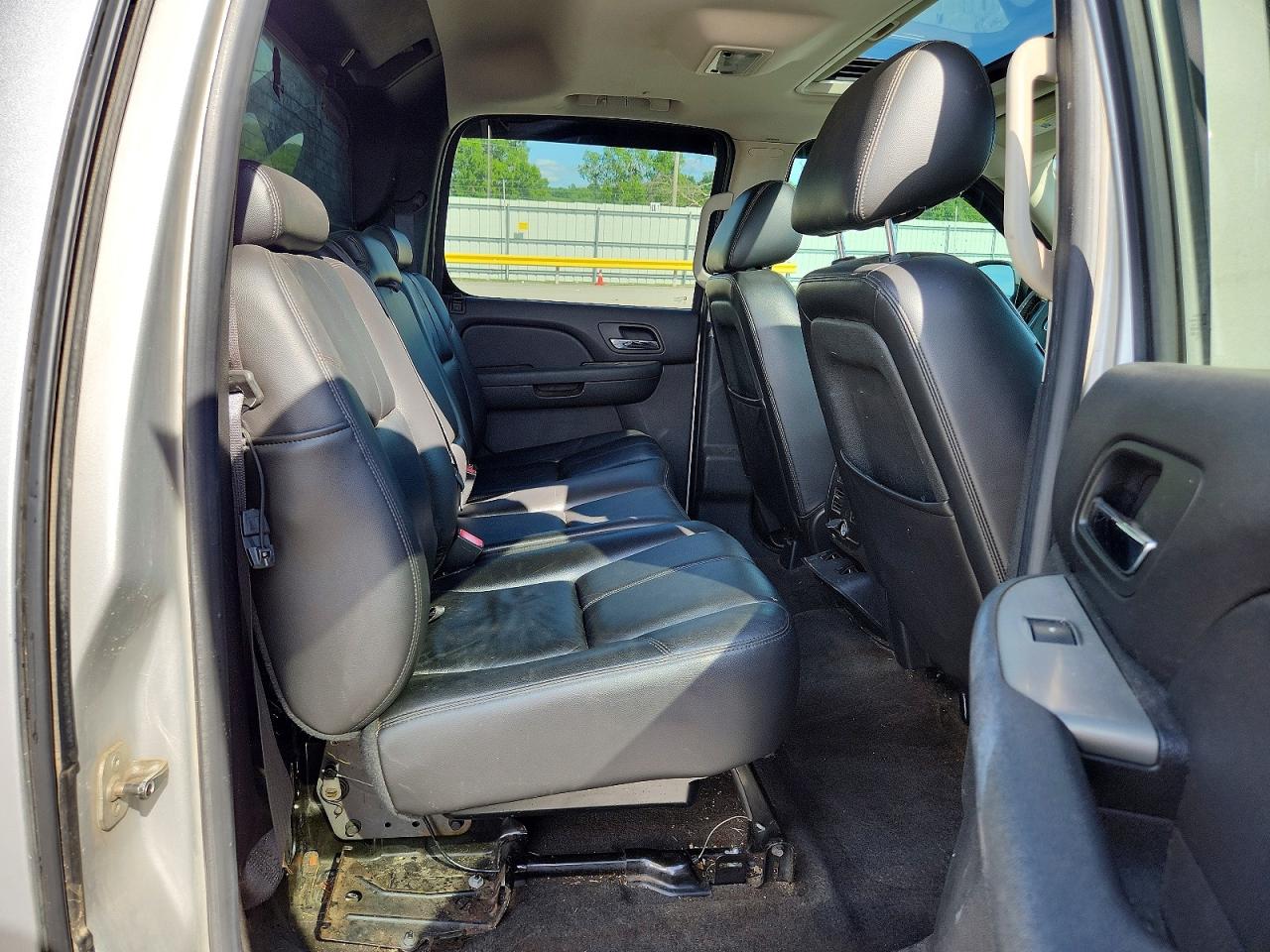 2010 CHEVROLET AVALANCHE LT photo 28