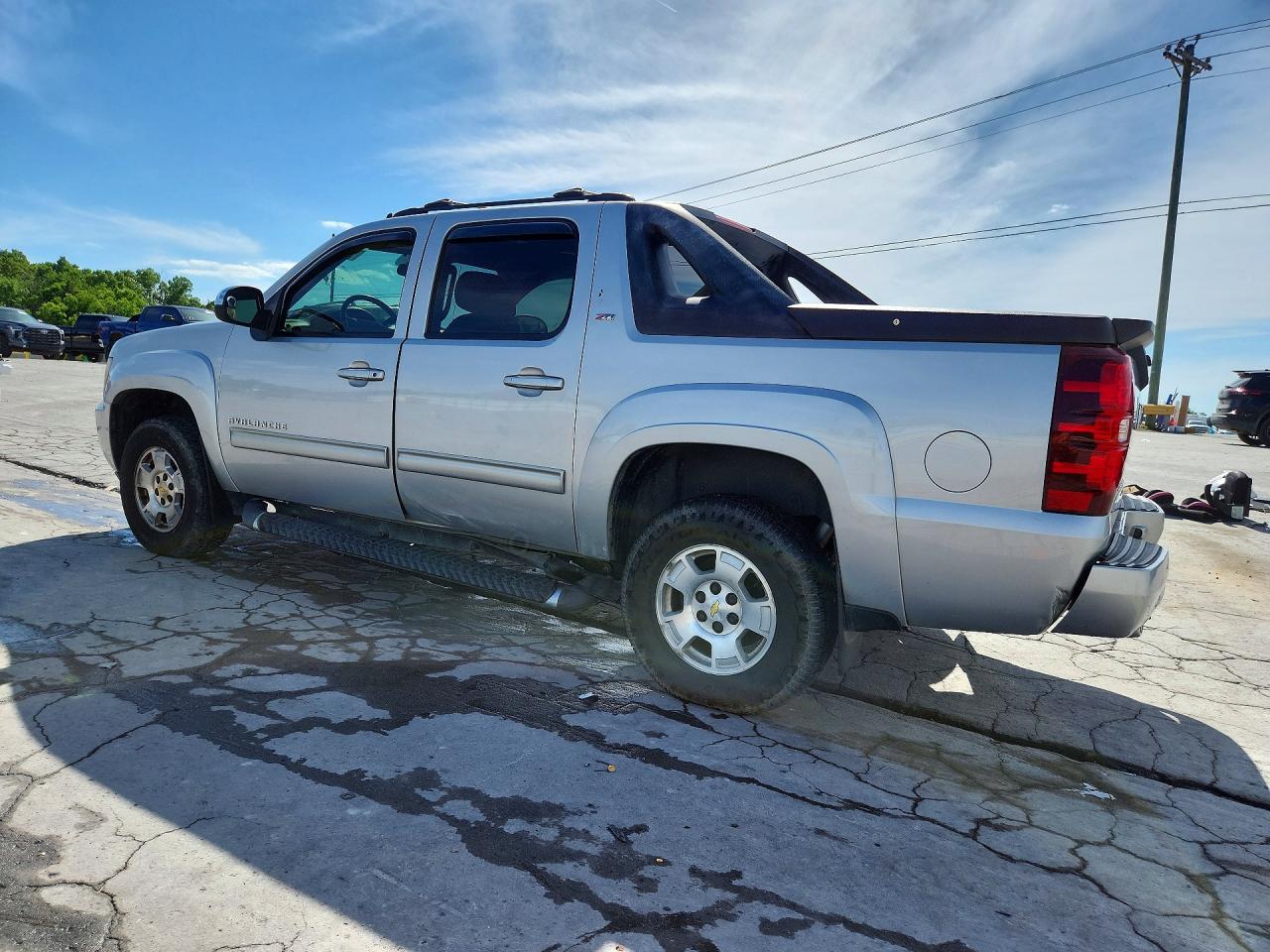 2010 CHEVROLET AVALANCHE LT photo 4
