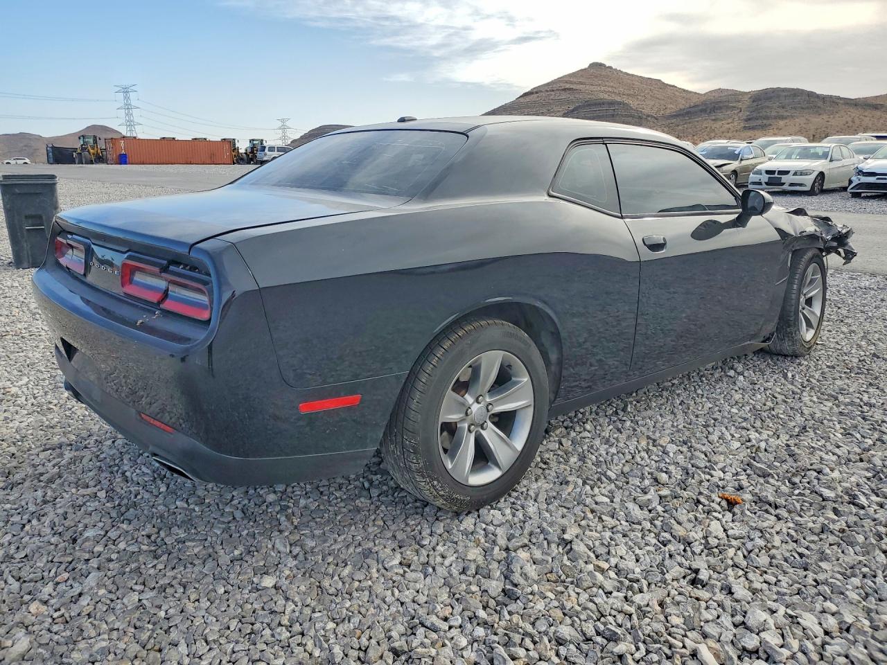 2016 DODGE CHALLENGER SXT photo 5