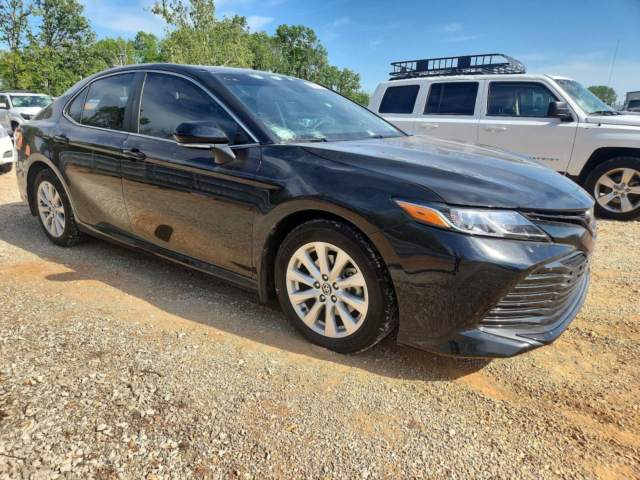 2020 TOYOTA CAMRY LE photo 10