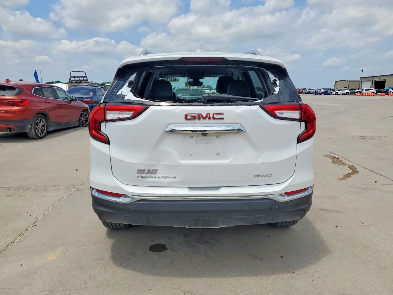 2024 GMC TERRAIN SLT photo 16