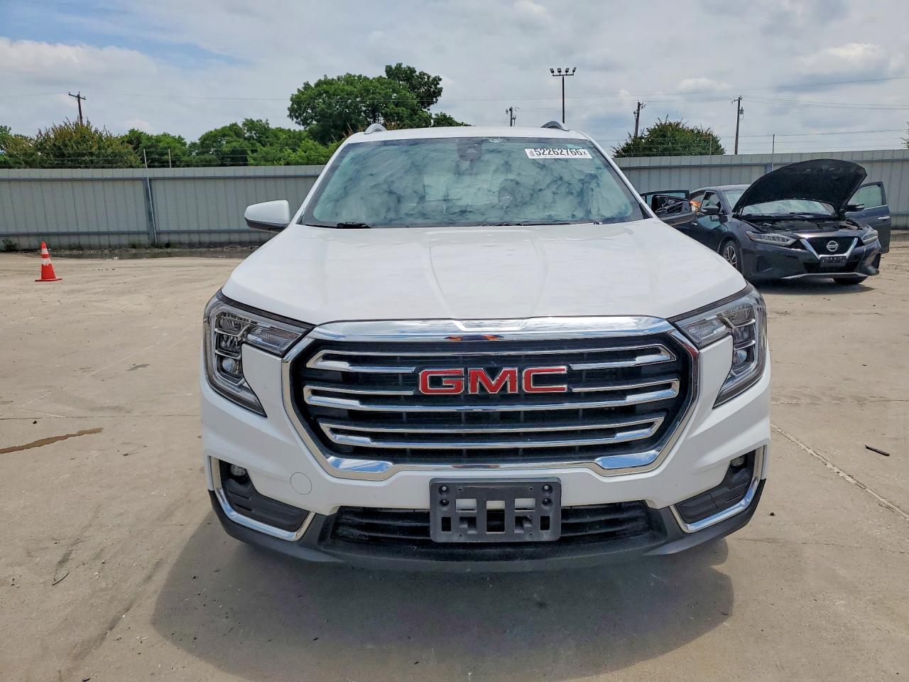 2024 GMC TERRAIN SLT photo 13