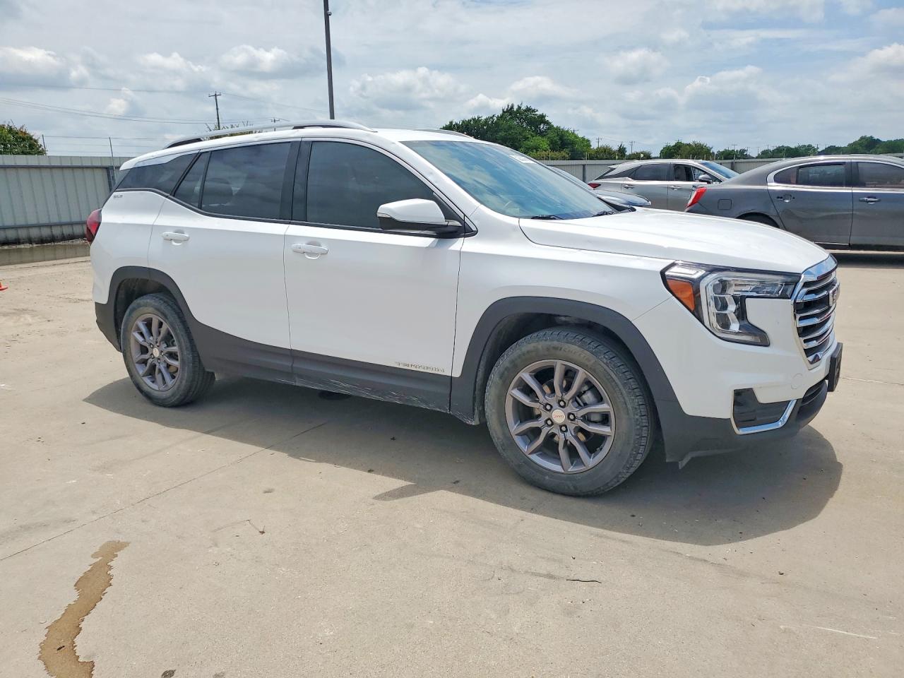 2024 GMC TERRAIN SLT photo 10