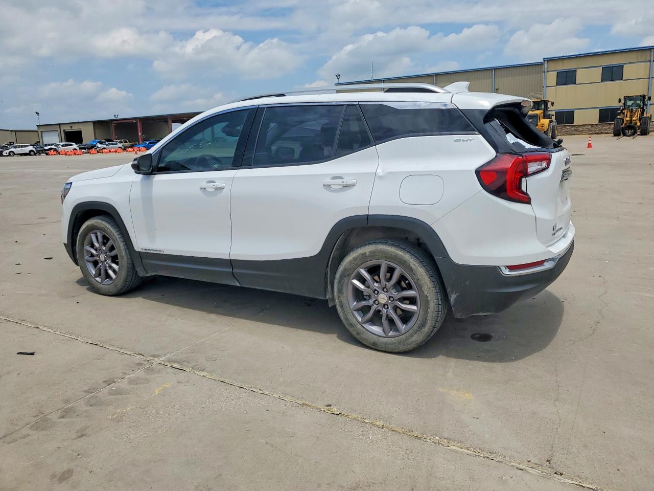 2024 GMC TERRAIN SLT photo 4