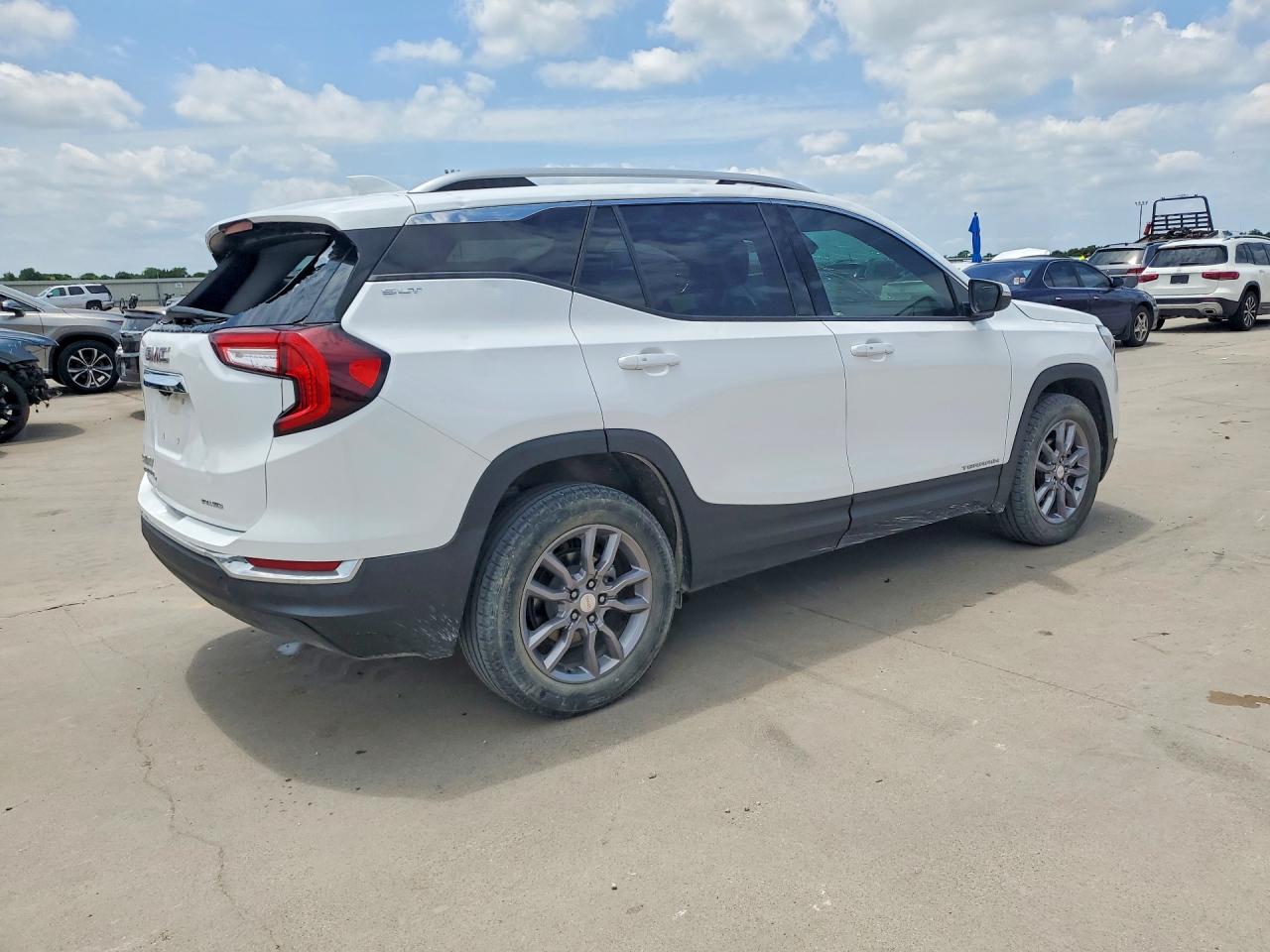2024 GMC TERRAIN SLT photo 7