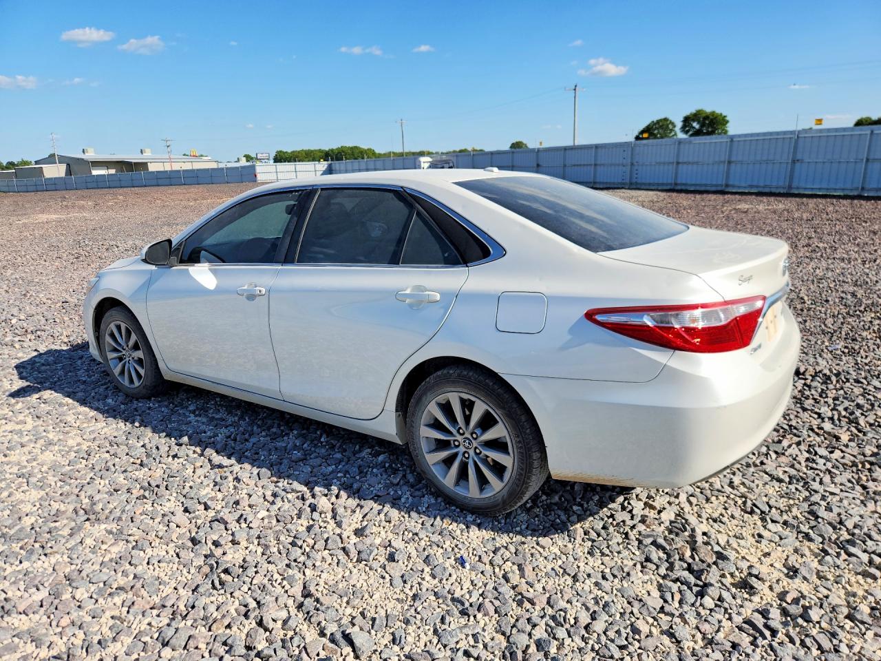 2017 TOYOTA CAMRY XLE photo 4