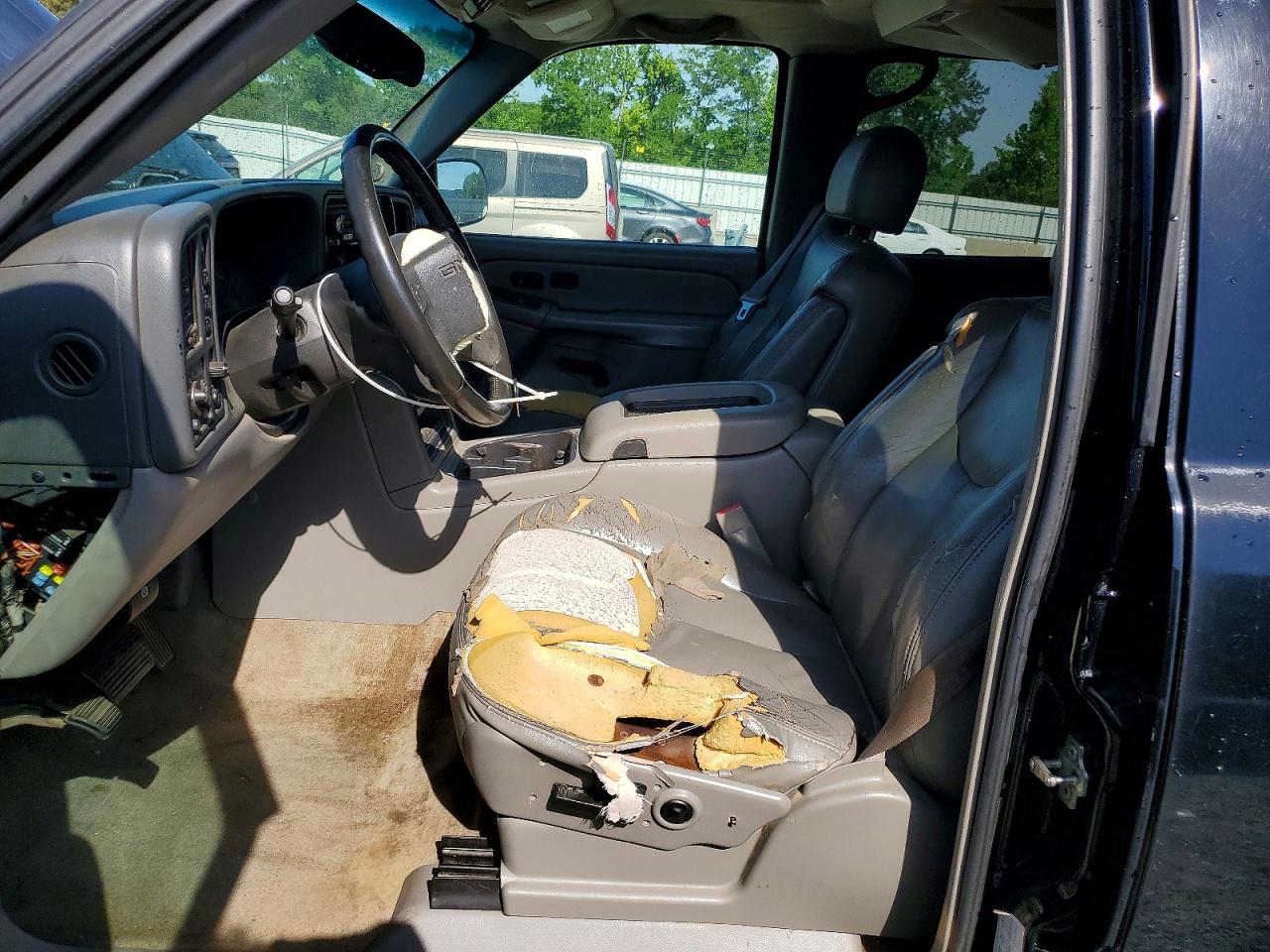 2004 GMC YUKON photo 19