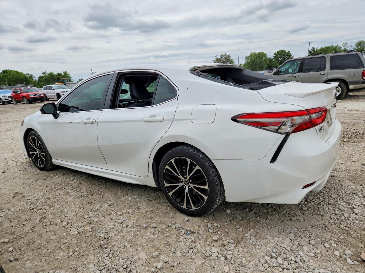 2018 TOYOTA CAMRY SE photo 3