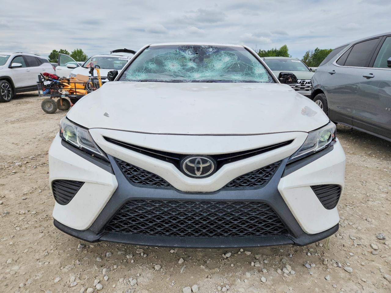 2018 TOYOTA CAMRY SE photo 9
