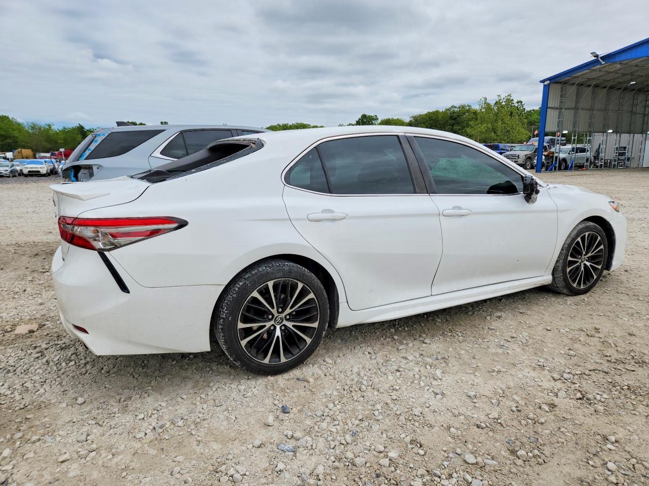 2018 TOYOTA CAMRY SE photo 5