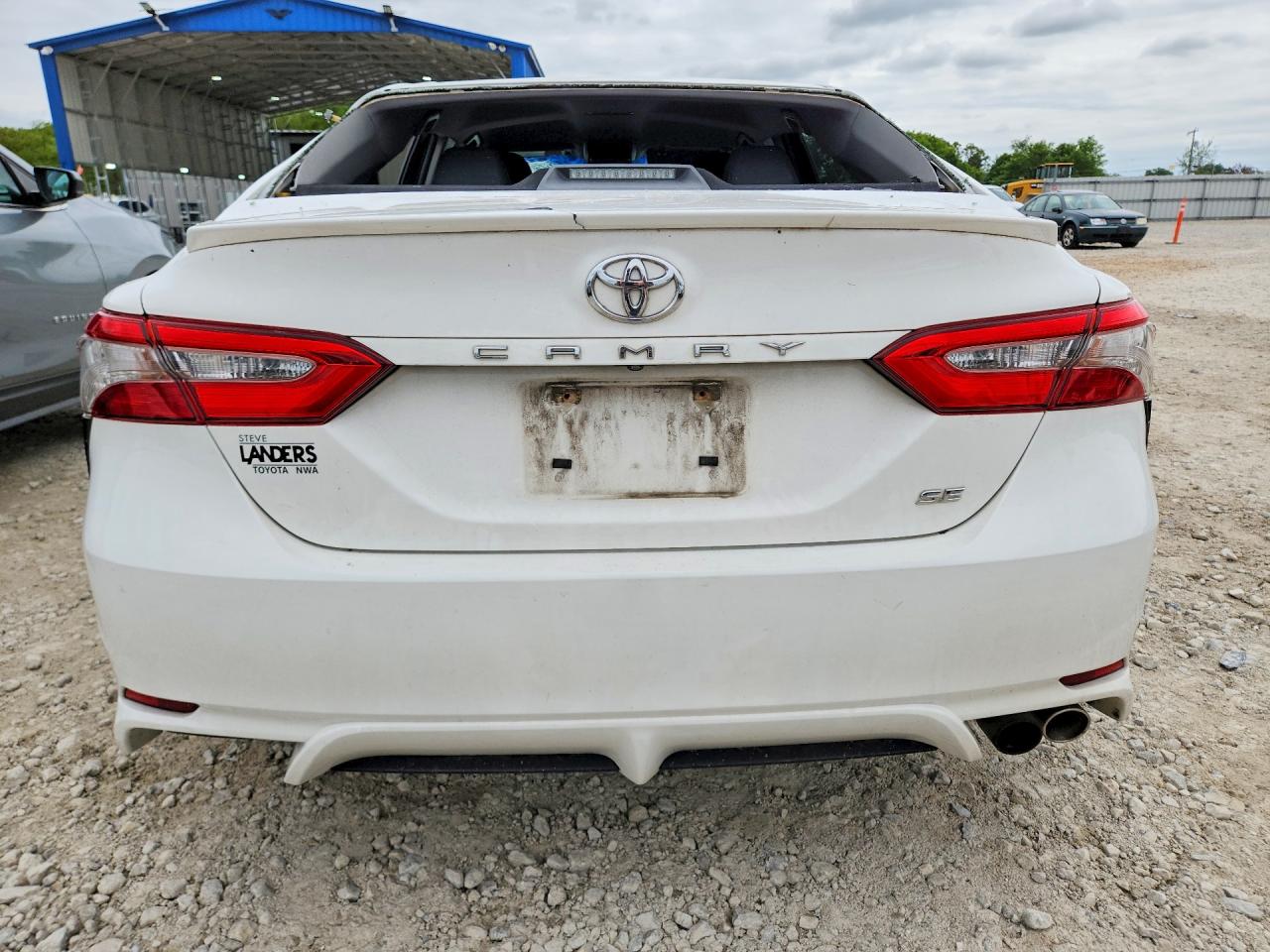 2018 TOYOTA CAMRY SE photo 11