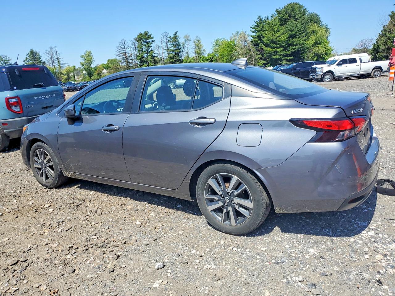 2021 NISSAN VERSA SV photo 3