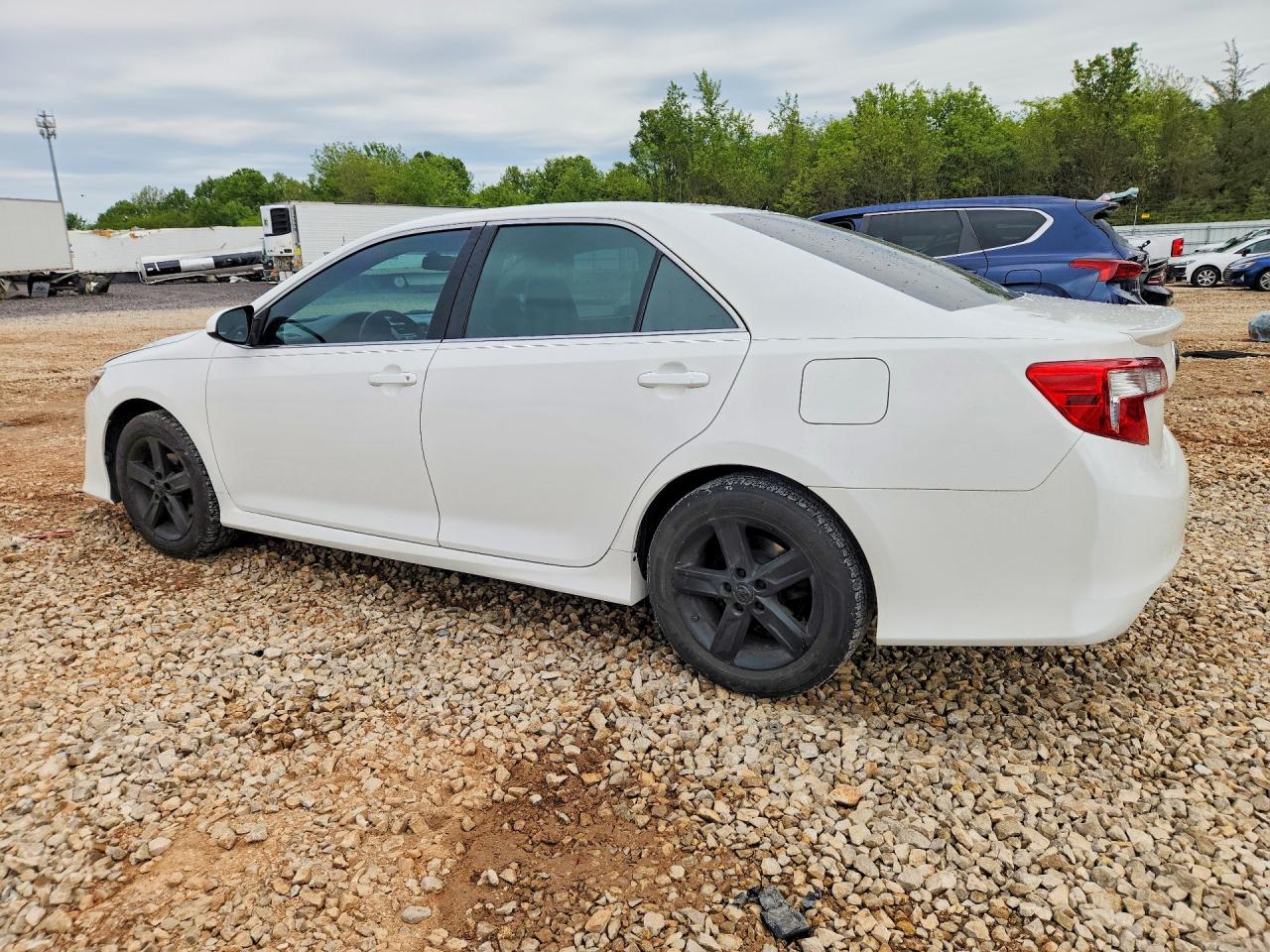 2014 TOYOTA CAMRY SE photo 4