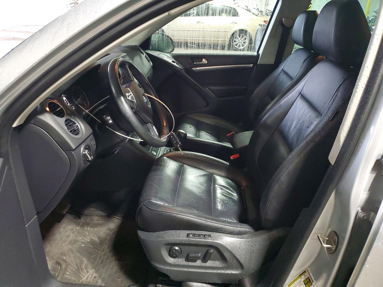 2012 VOLKSWAGEN TIGUAN S photo 7
