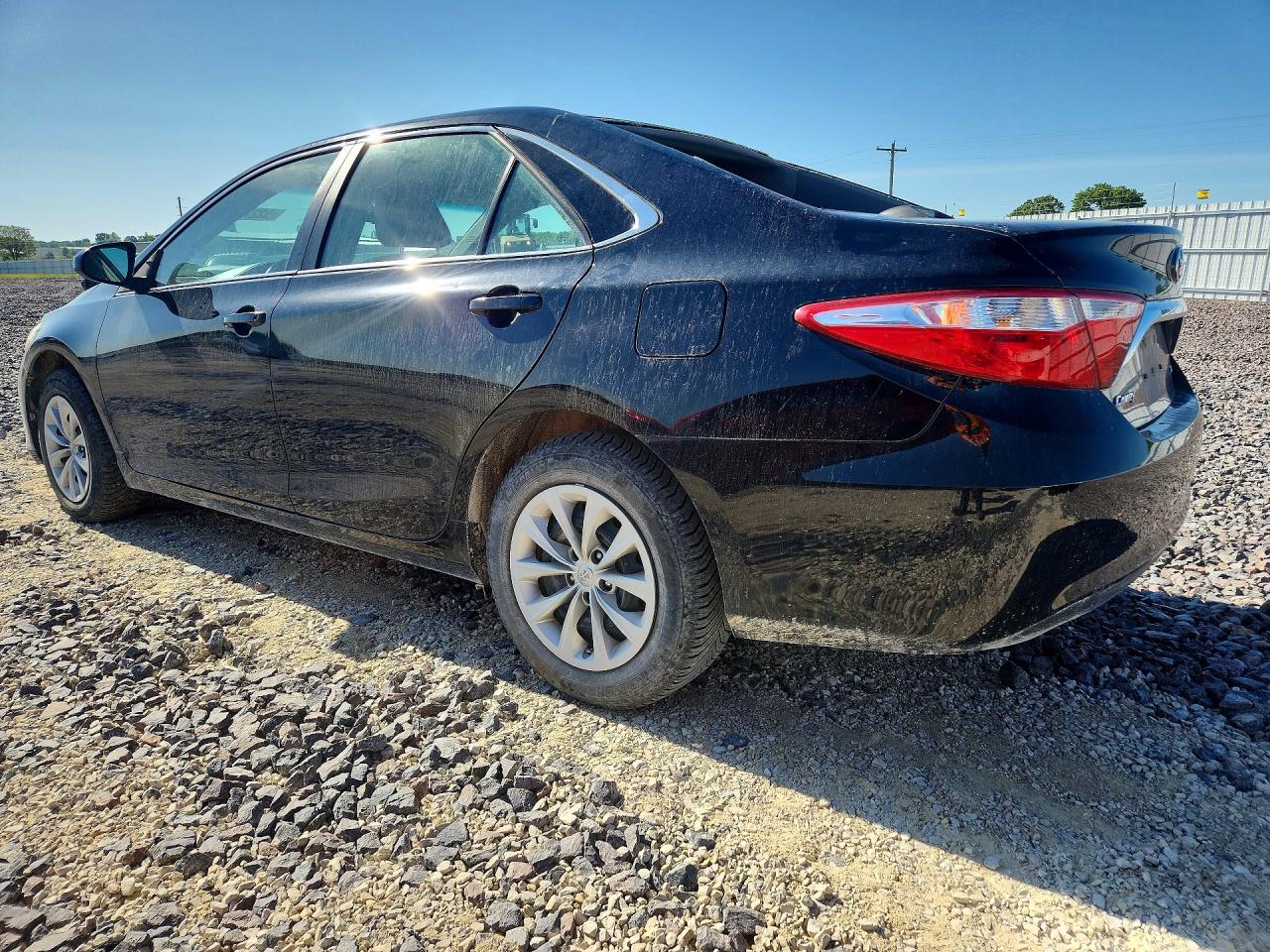 2017 TOYOTA CAMRY LE photo 2