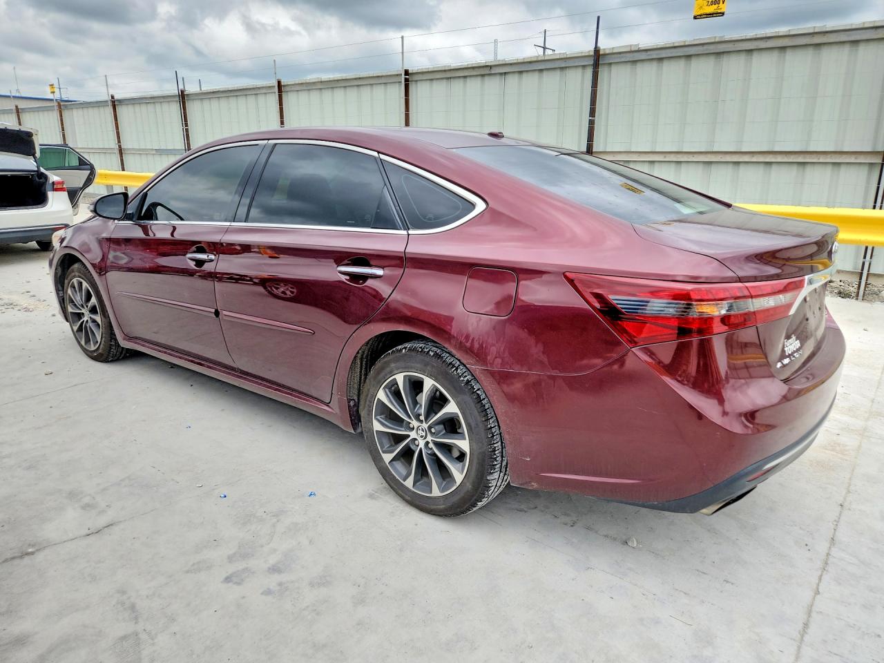 2016 TOYOTA AVALON XLE photo 3
