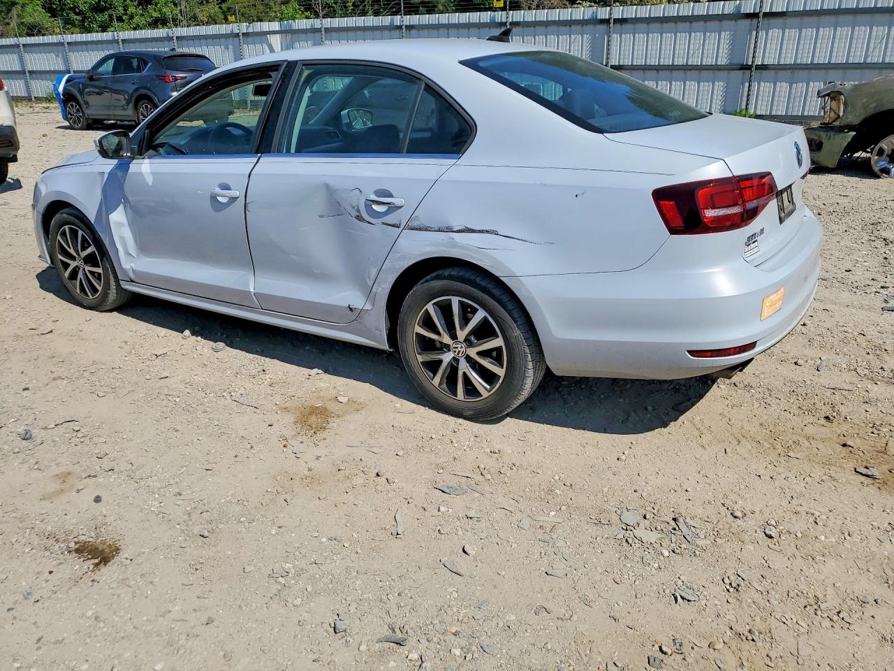 2017 VOLKSWAGEN JETTA SE photo 3