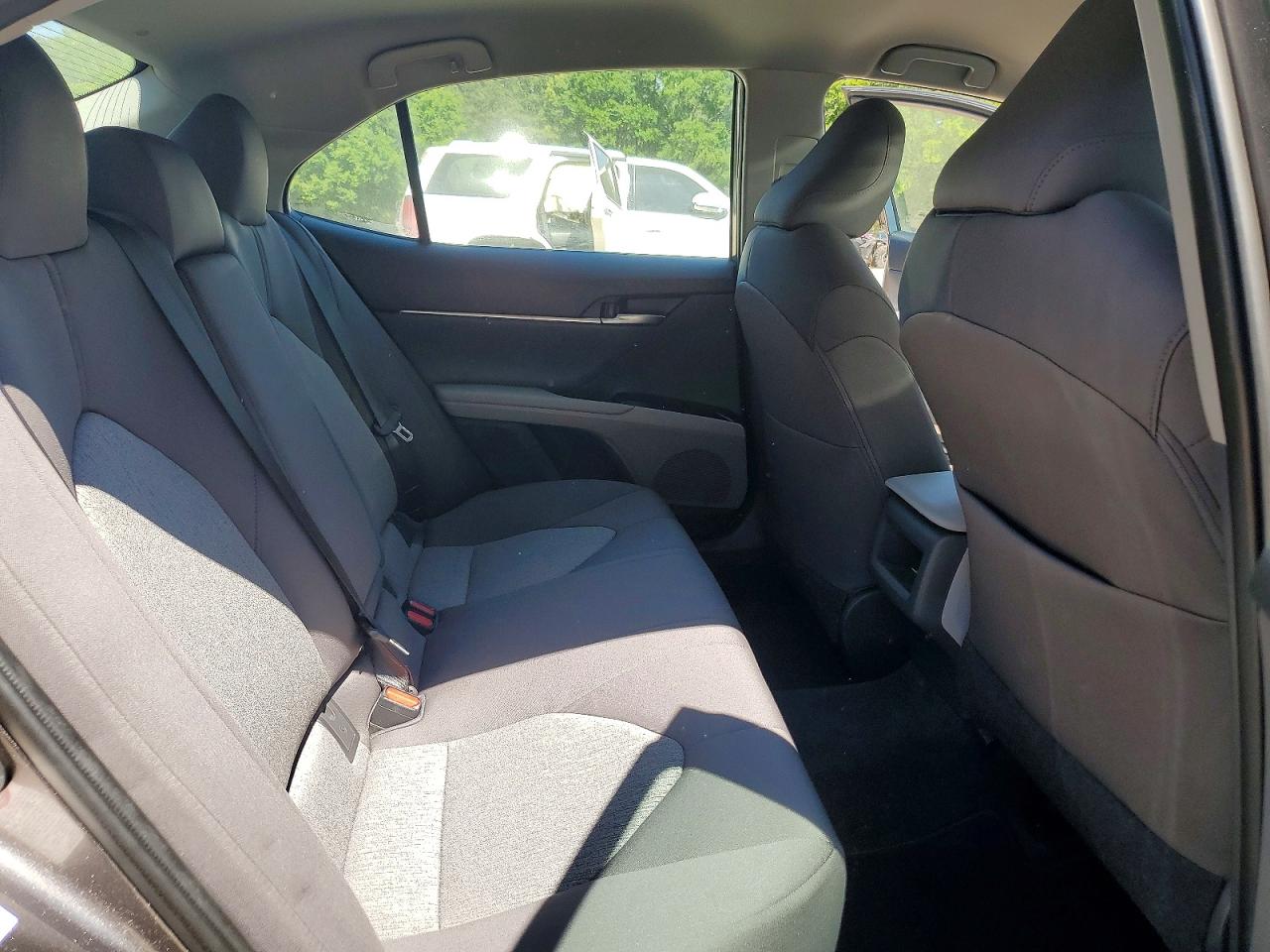2018 TOYOTA CAMRY LE photo 19