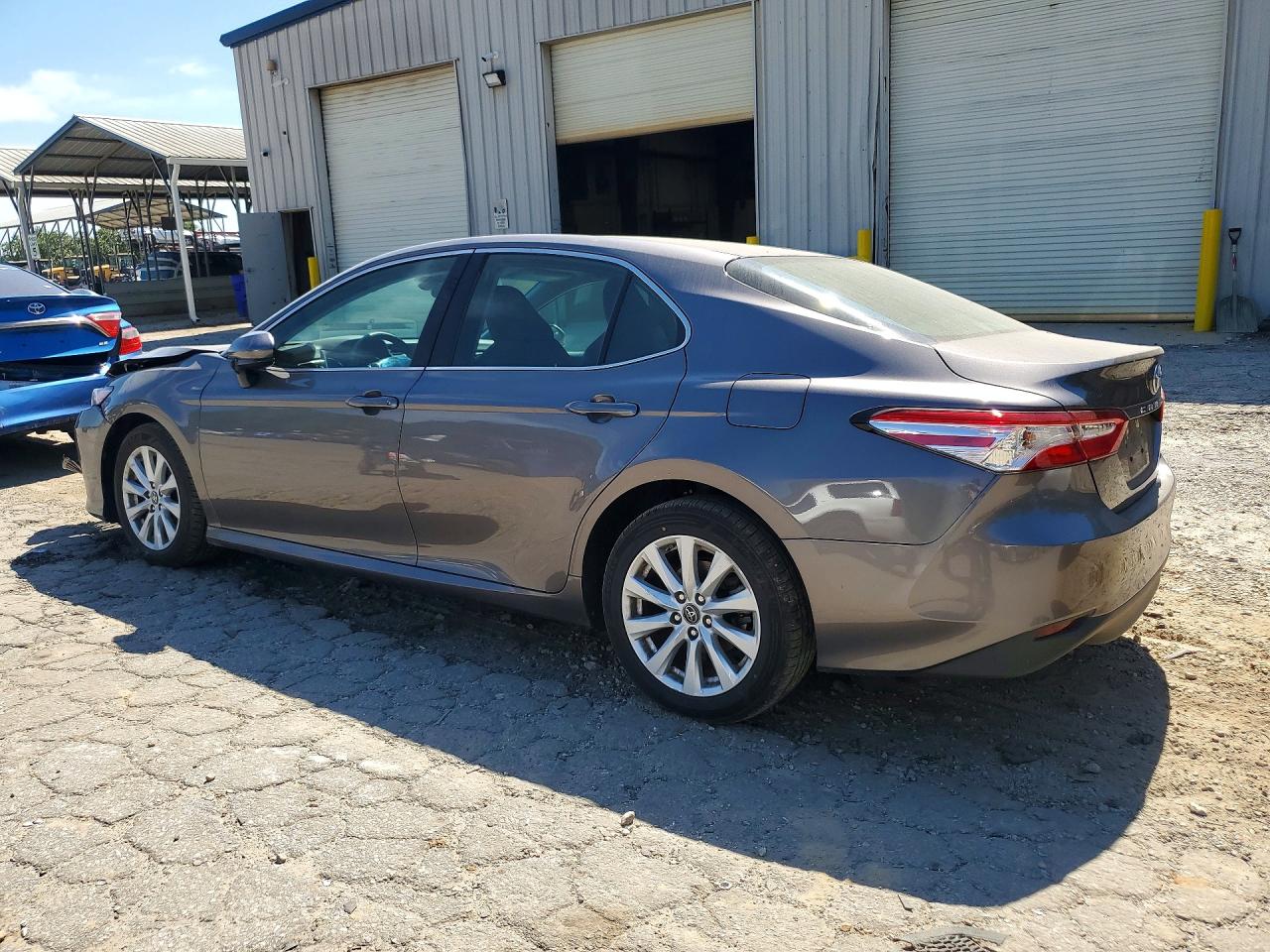 2018 TOYOTA CAMRY LE photo 3