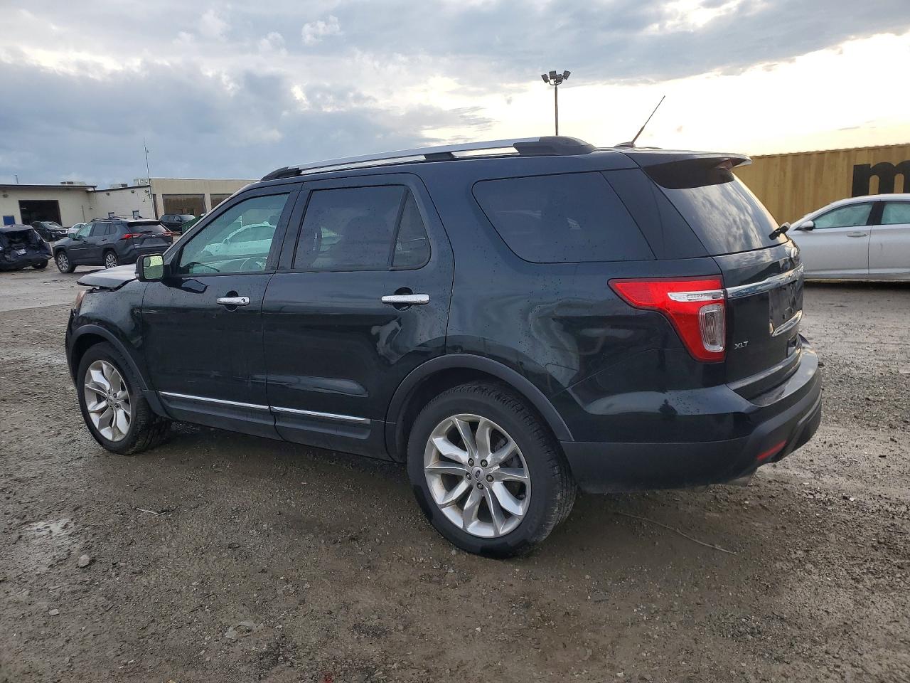 2014 FORD EXPLORER XLT photo 3