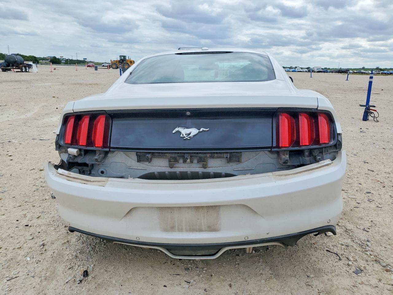 2017 FORD MUSTANG photo 11