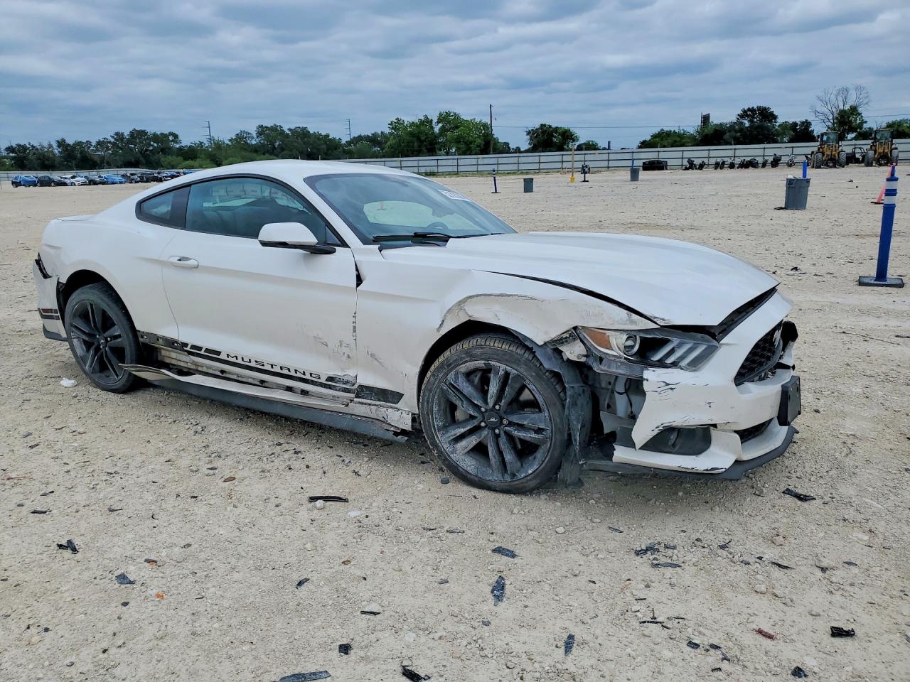 2017 FORD MUSTANG photo 7