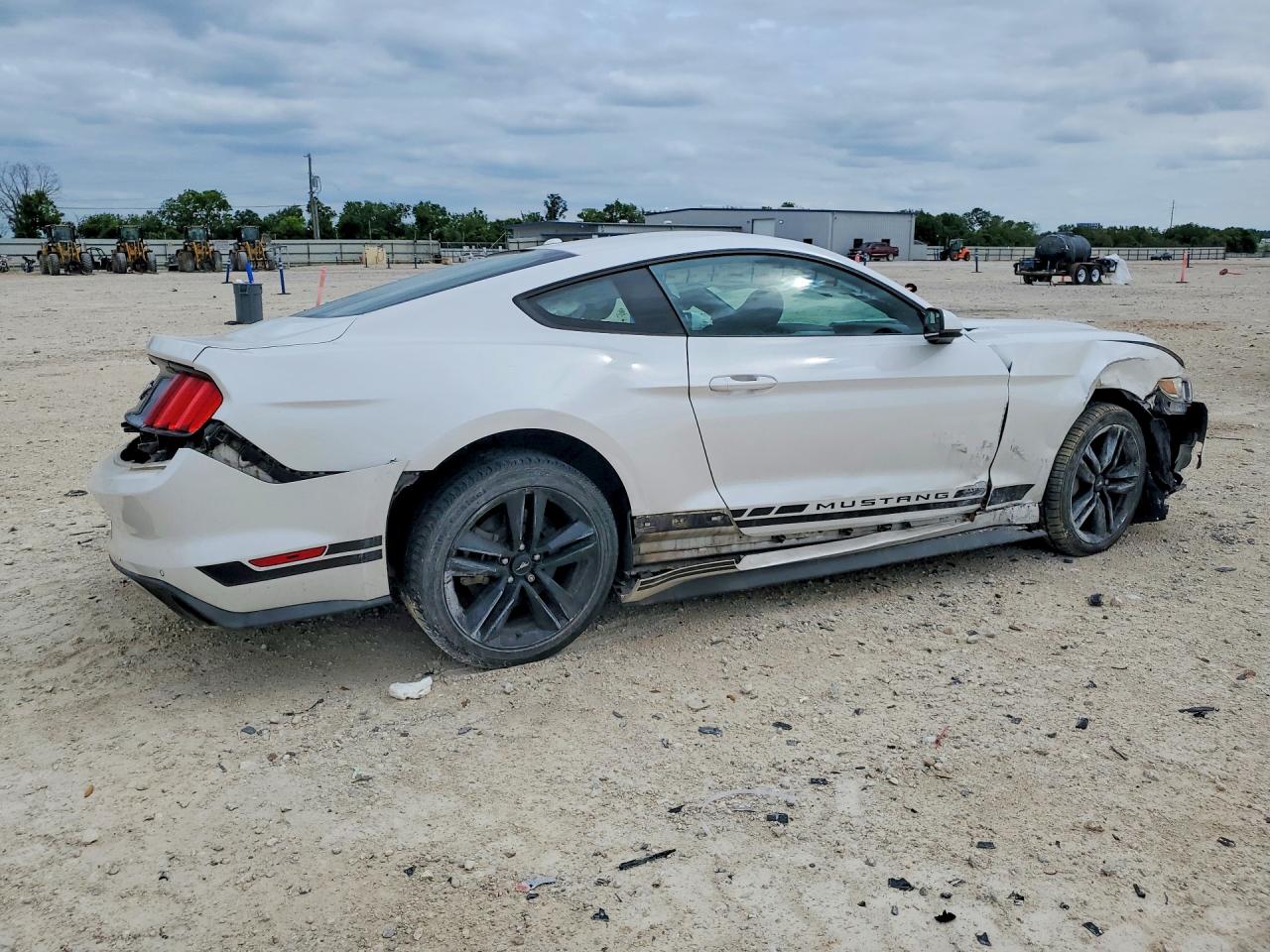 2017 FORD MUSTANG photo 5