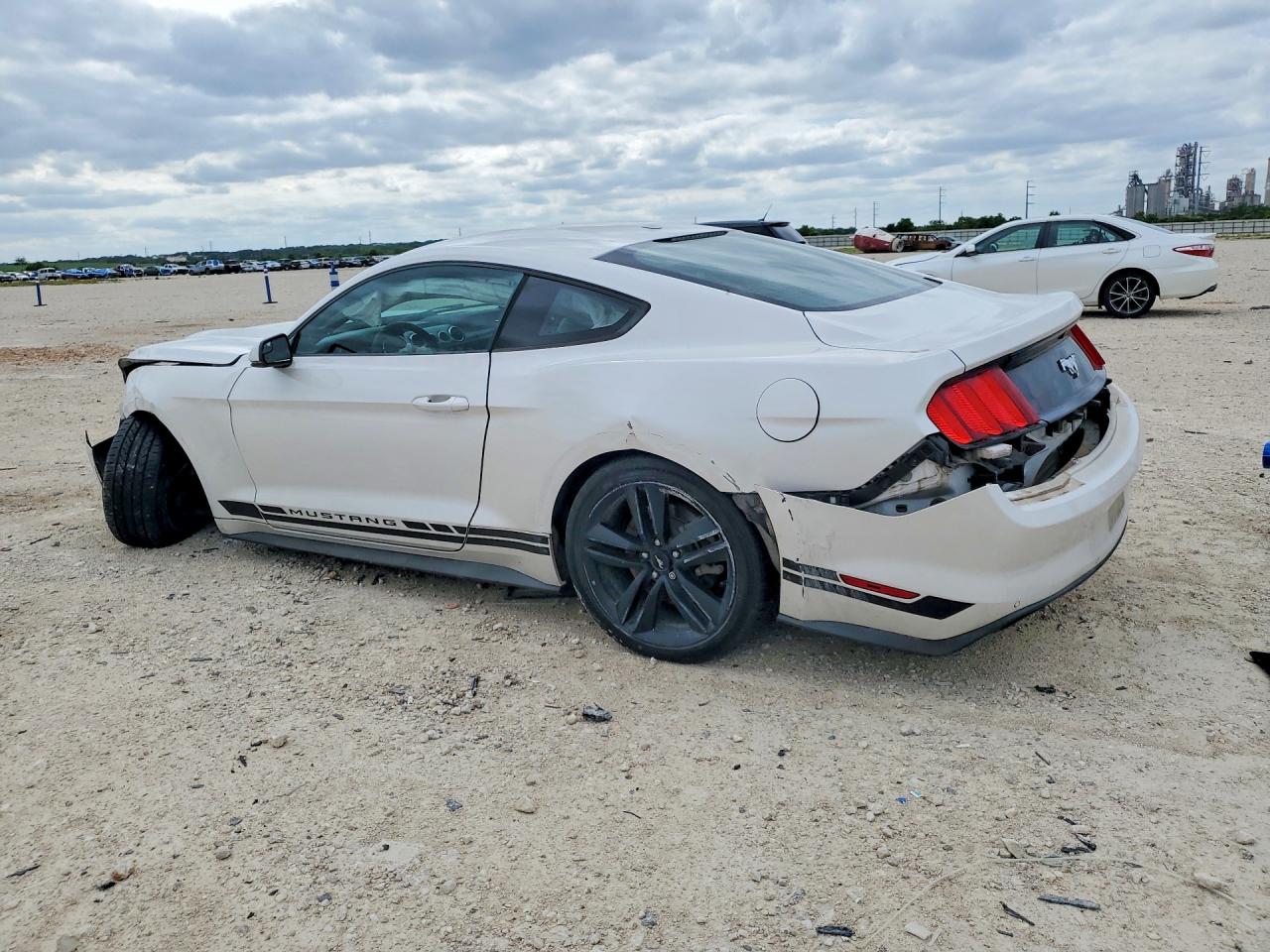 2017 FORD MUSTANG photo 3