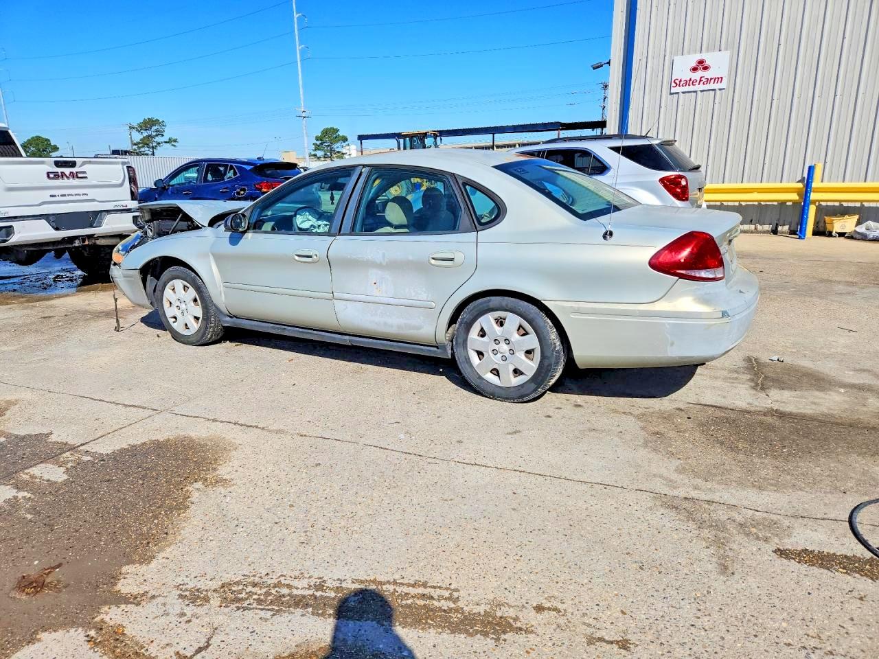 2005 FORD TAURUS SE photo 2