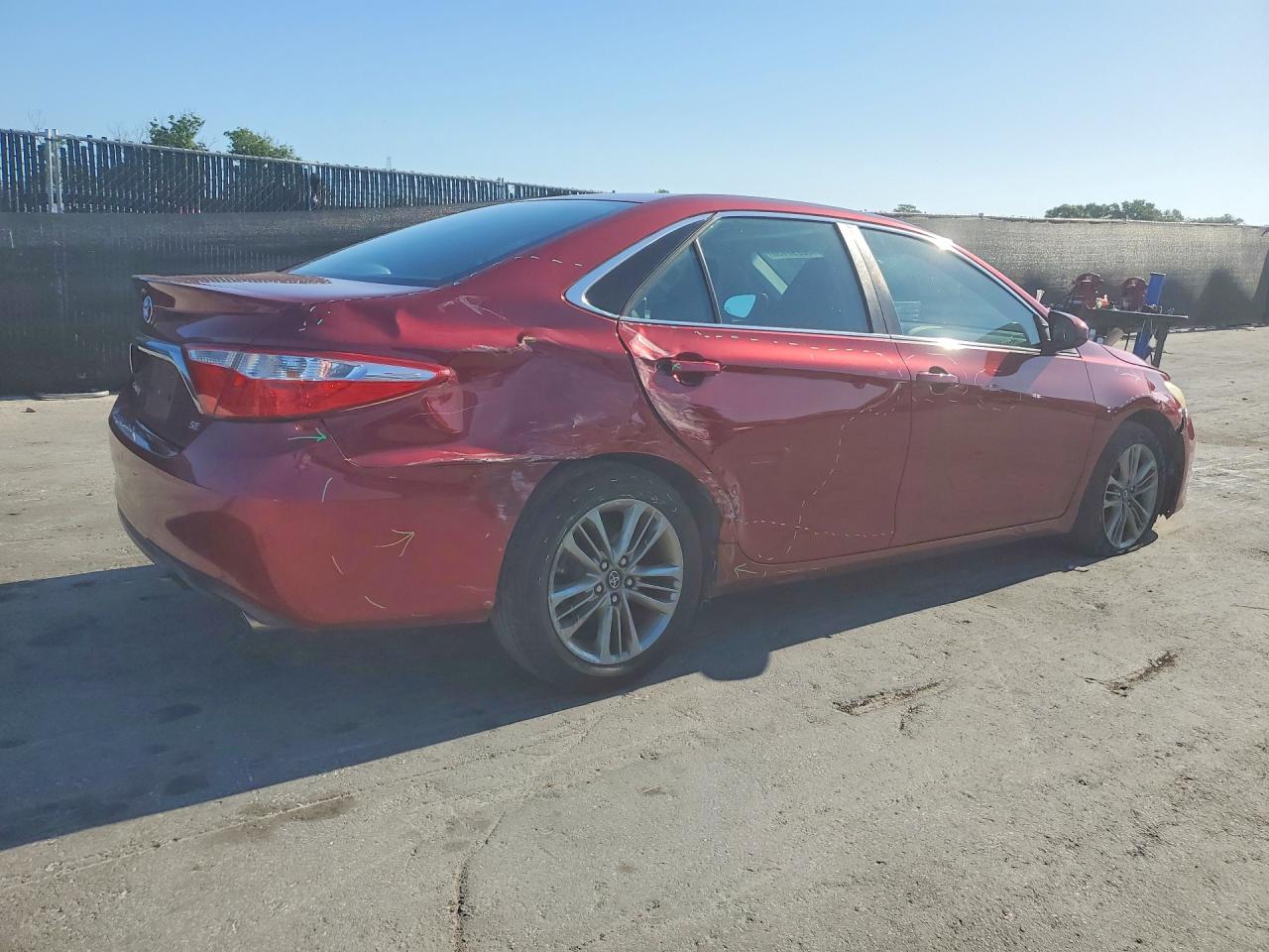 2016 TOYOTA CAMRY SE photo 5